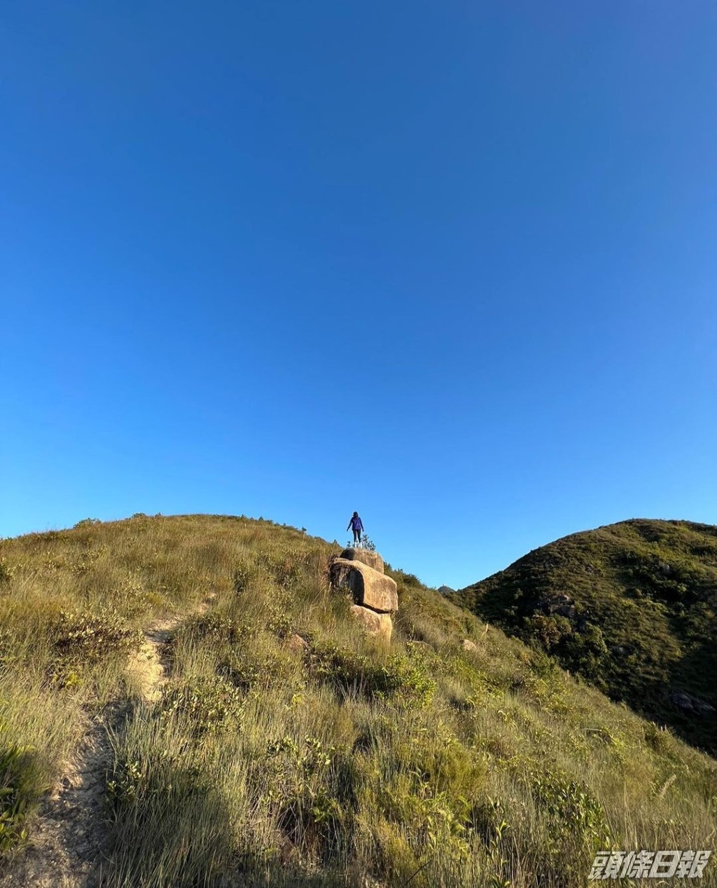 登上山峰睇日落，睇見都攰。